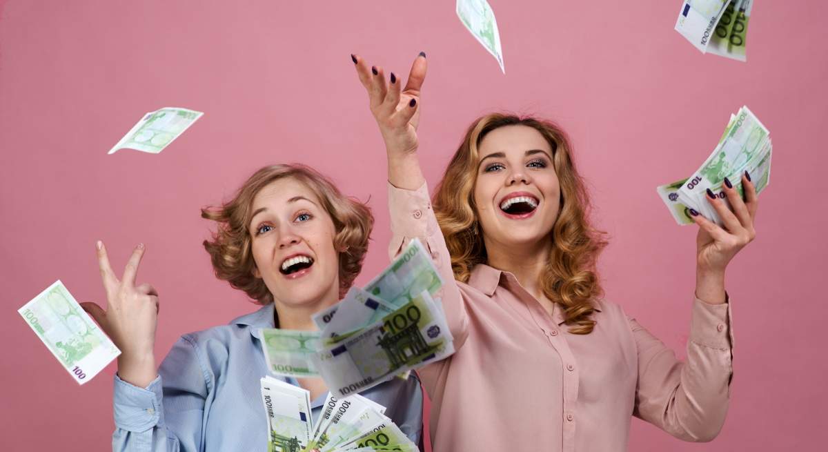 Mujeres-dinero-efectivo-dreamstime.jpg