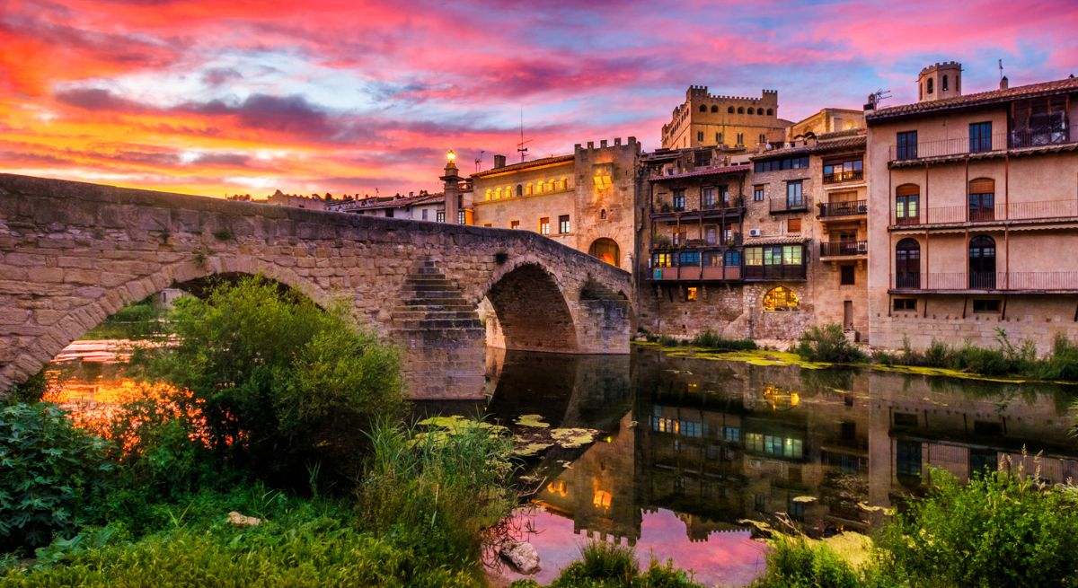 La hora dorada con el puente de Valderrobres en Teruel