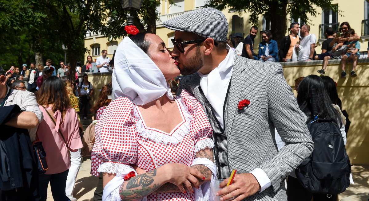 EuropaPress_5196092_pareja_chulapos_luce_claveles_rojos_besan_vistillas_13_mayo_2023_madrid-1.jpg