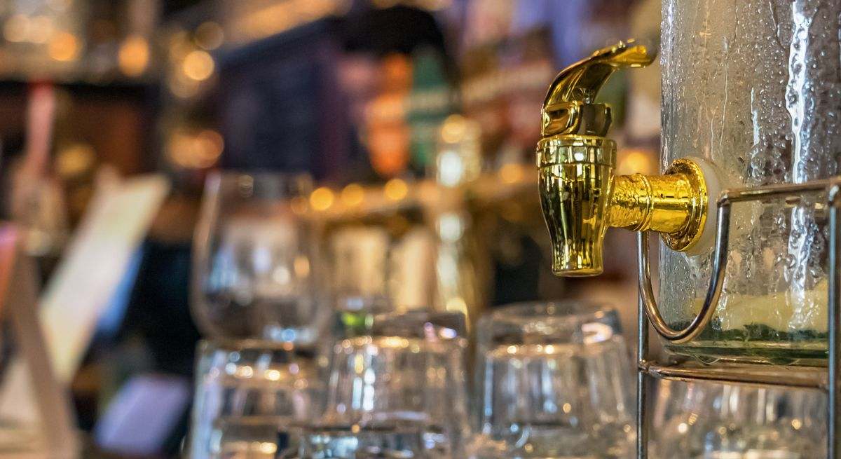 agua-sirven-hosteleria-espana-dreamstime.jpg