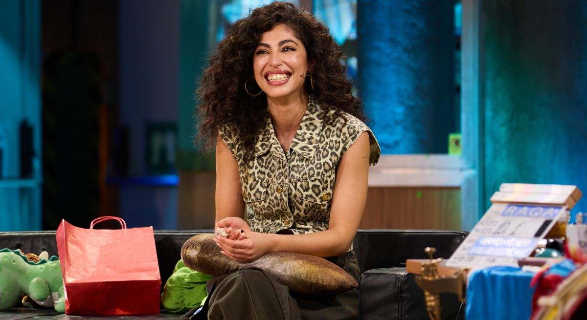 La actriz con camisa de estampado de leopardo en La Revuelta