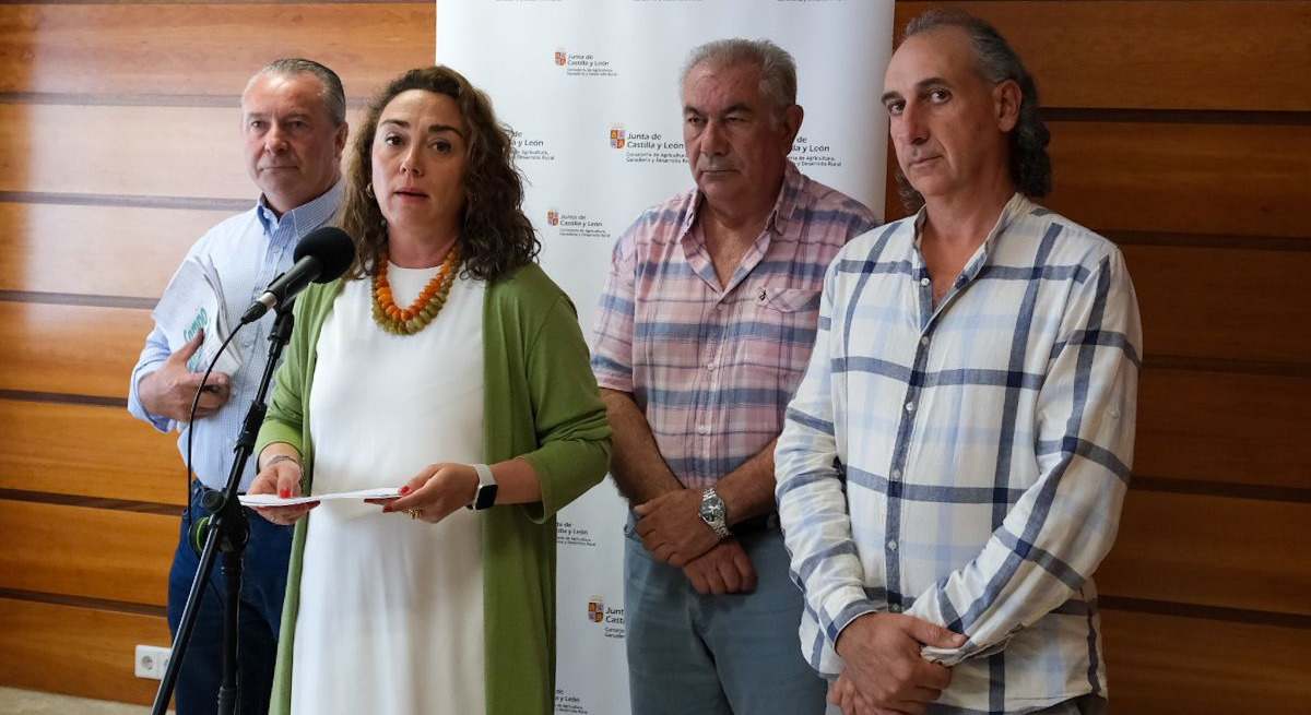 La consejera de Agricultura, María González Corral, con los representantes de las organizaciones agrarias