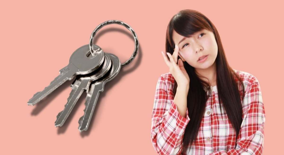 Mujer preocupada por perder las llaves