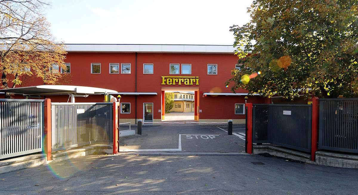 Entrada a la factoría de Ferrari en Maranello