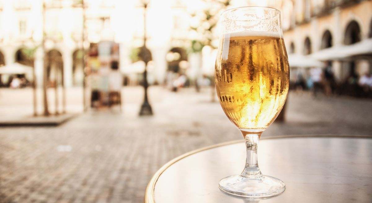 Tomar algo en un bar de España