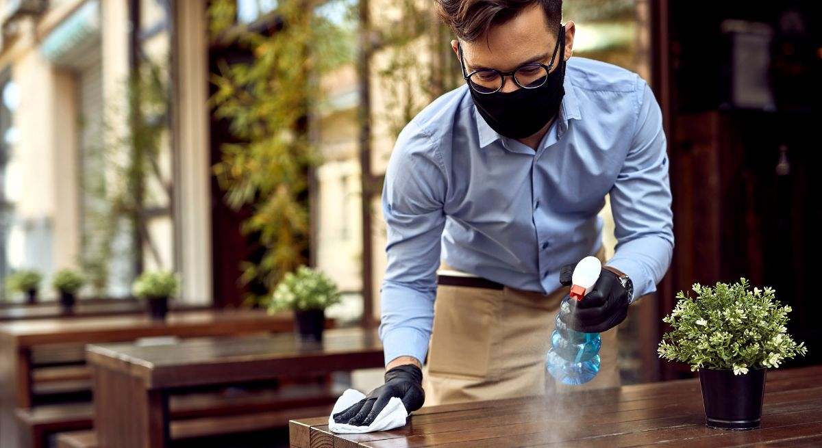 Se puso mascarilla para trabajar y lo despidieron de manera fulminante: "Vivo en una de las zonas afectadas por los incendios de Galicia y Castilla y León"