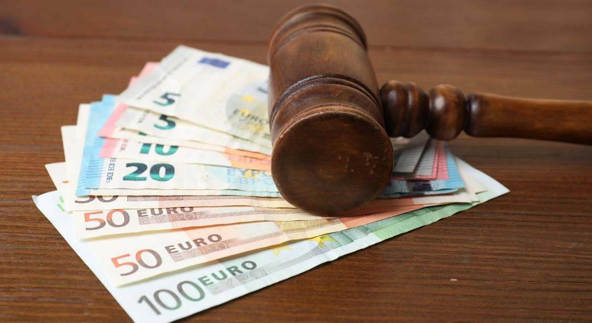 Billetes de euro con un mazo