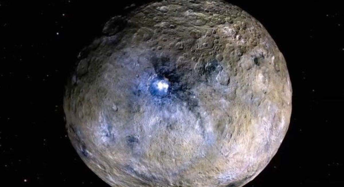 El planeta enano Ceres se muestra con colores mejorados, basadas en imágenes de la misión Dawn de la NASA. Nuevos modelos térmicos y químicos indican que Ceres pudo haber tenido hace mucho tiempo condiciones propicias para la vida.