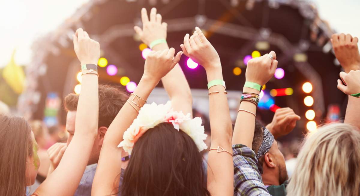 manos-festival-dreamstime.jpg