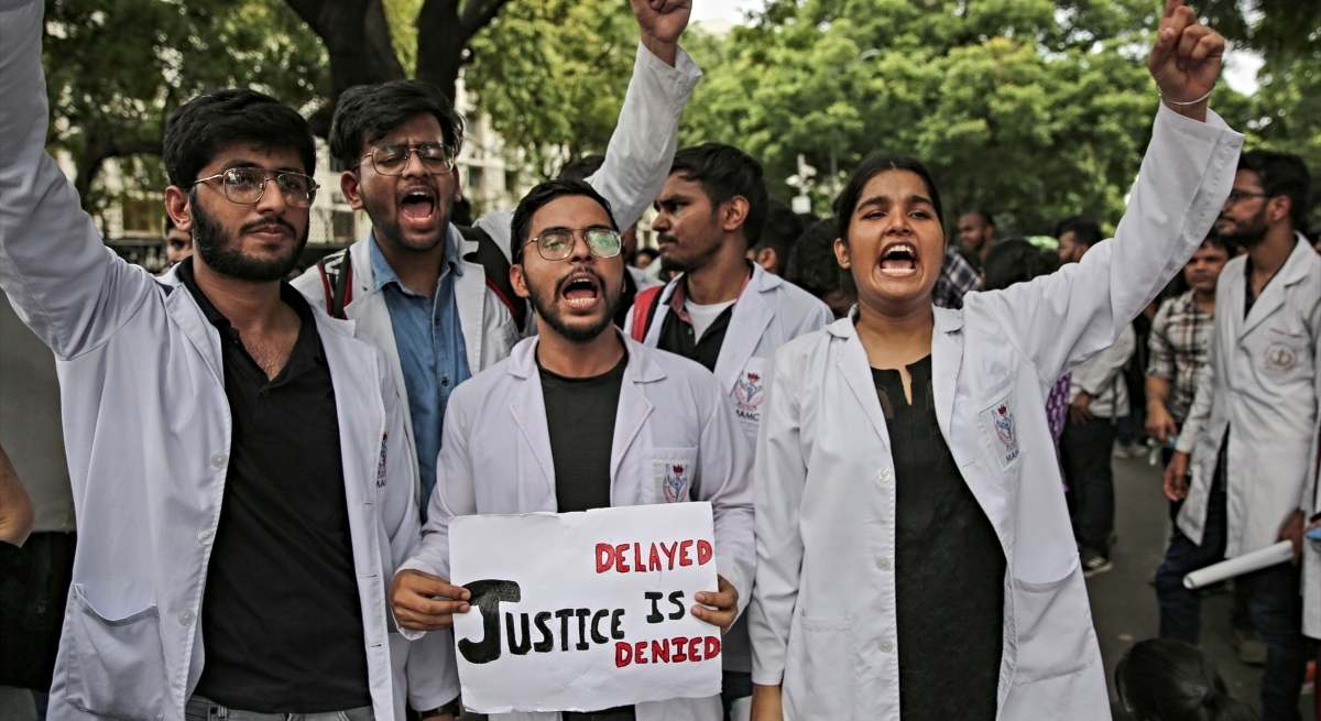 Médicos indios protestan por la violación y el asesinato de una compañera en Calcuta / EP