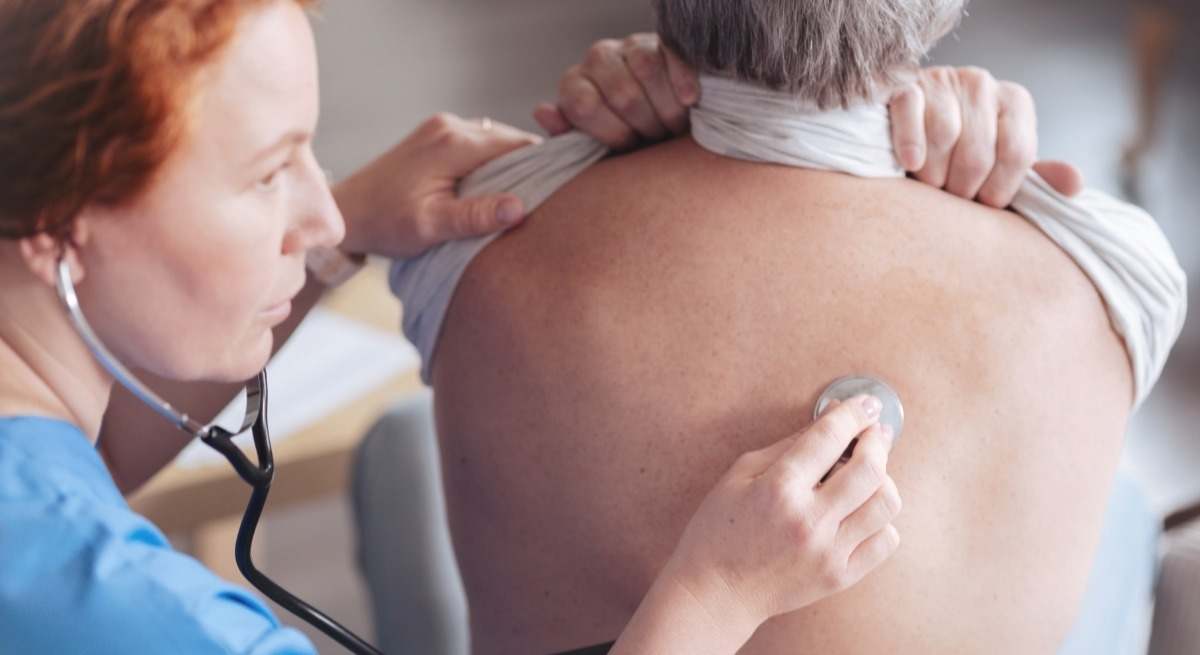 Medico examinando a un paciente