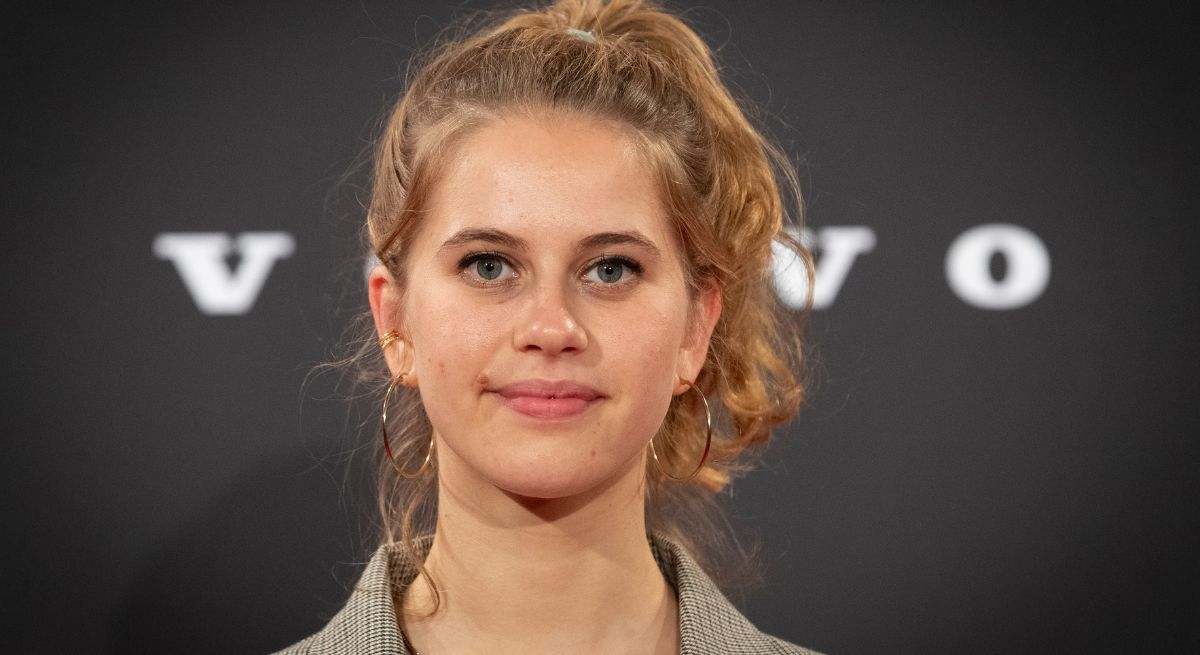 Elisabet Casanovas con el pelo recogido en un photocall de volvo