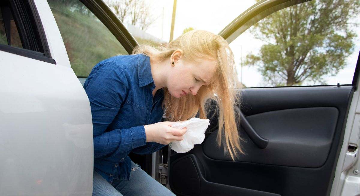 Una mujer vomita tras sentirse mareada en el coche