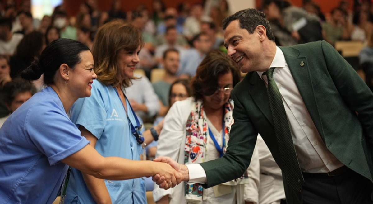 Juanma Moreno saluda a trabajadoras de un hospital en una imagen de archivo.
