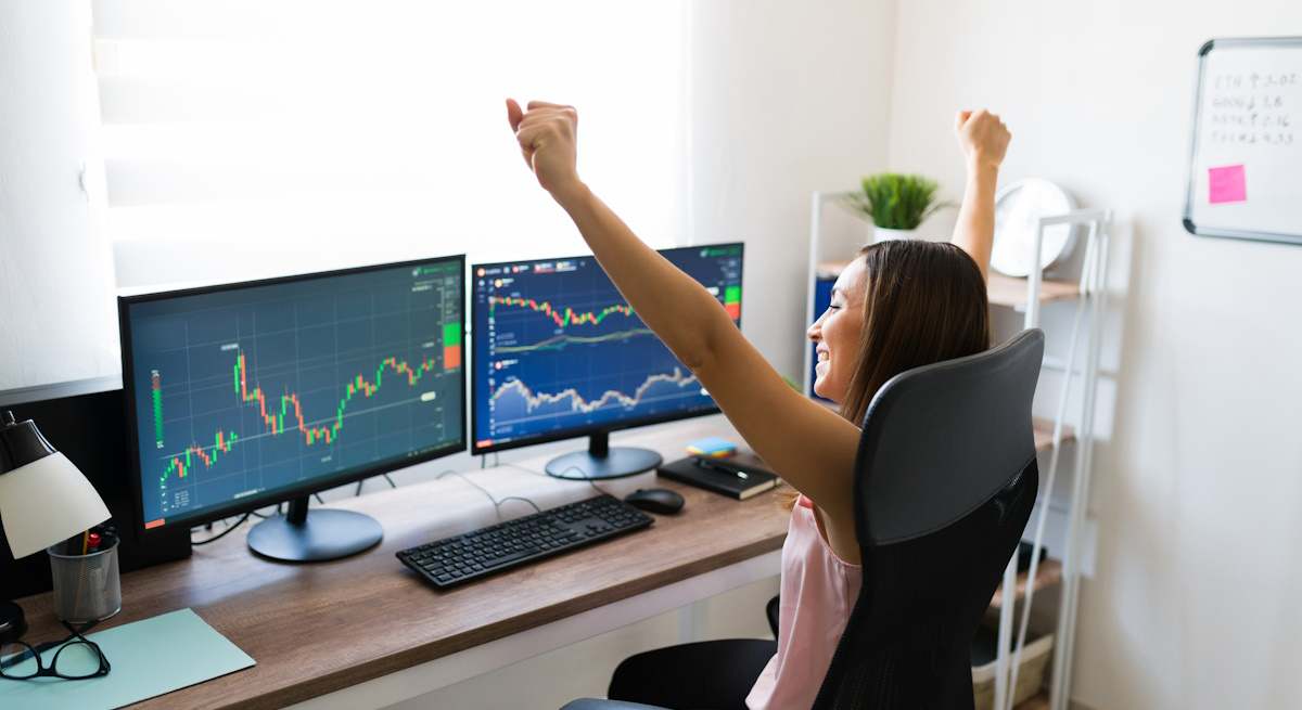 comprar-bolsa-broker-gana-istock