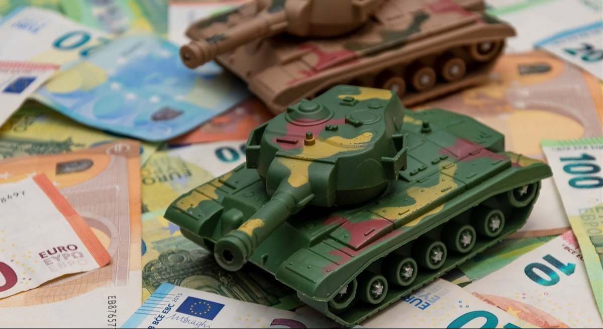 Tanques sobre billetes de euro.