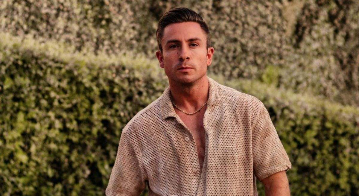 Juan Luis posando como un modelo con camisa entre abierta