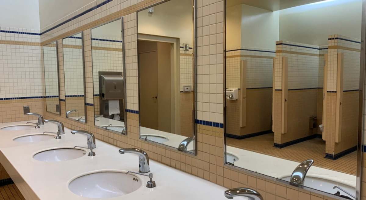Lo que nunca deberías hacer cuando vas a un baño público.