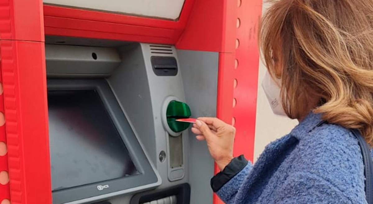 Mujer-cajero-santander.jpg