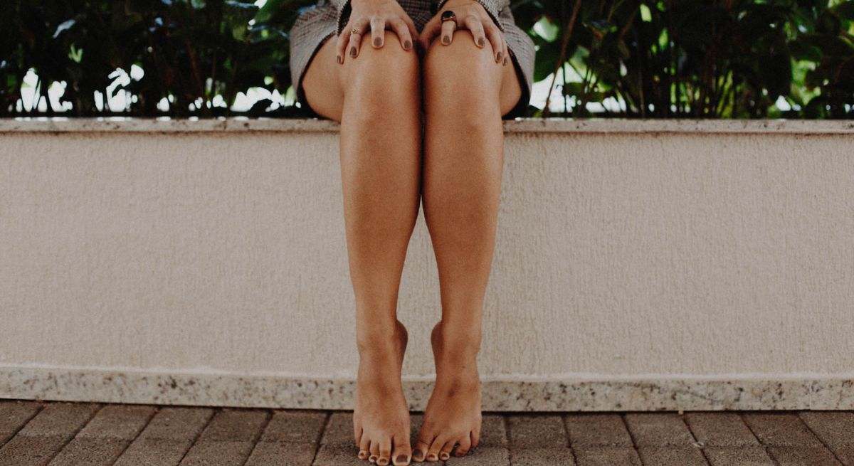 Una mujer mueve los pies por ansiedad