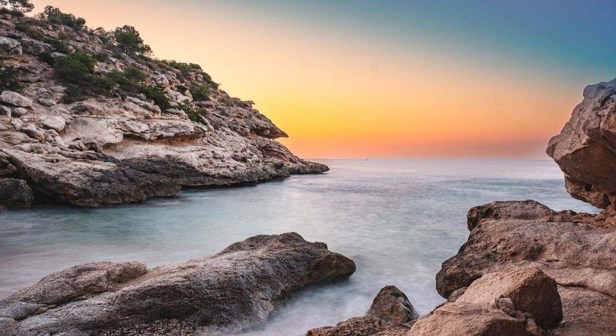 Cala de aguas cristalinas perfectas para hacer snorkel y ver a las criaturas marinas que viven en las rocas