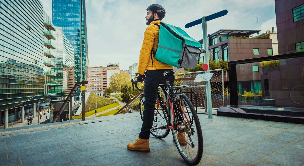 repartidor en una bicicleta