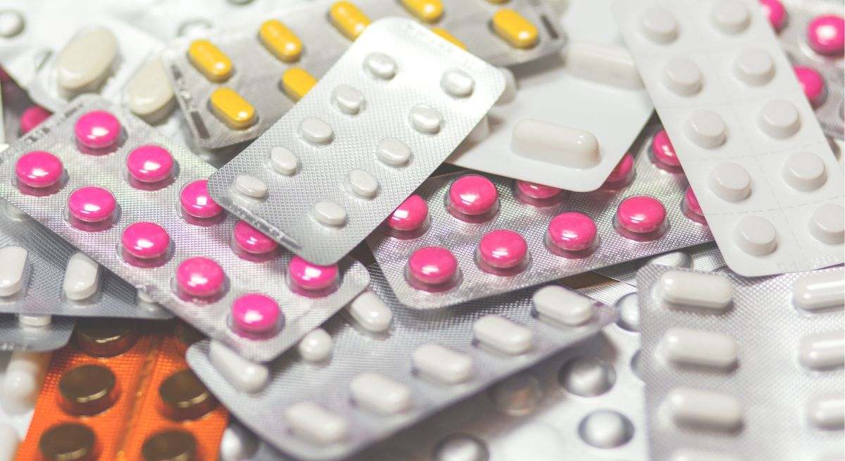 Varios medicamentos juntos, sobre la mesa de una farmacia