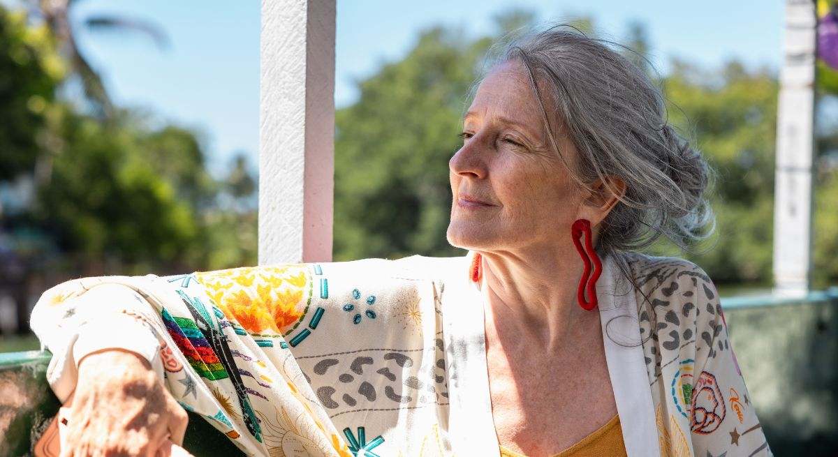 Una mujer muy elegante luciendo sus canas en pleno verano