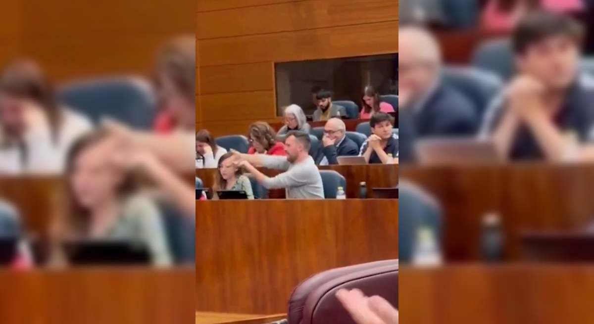 Fotograma del momento en el que Padilla realizó el gesto.