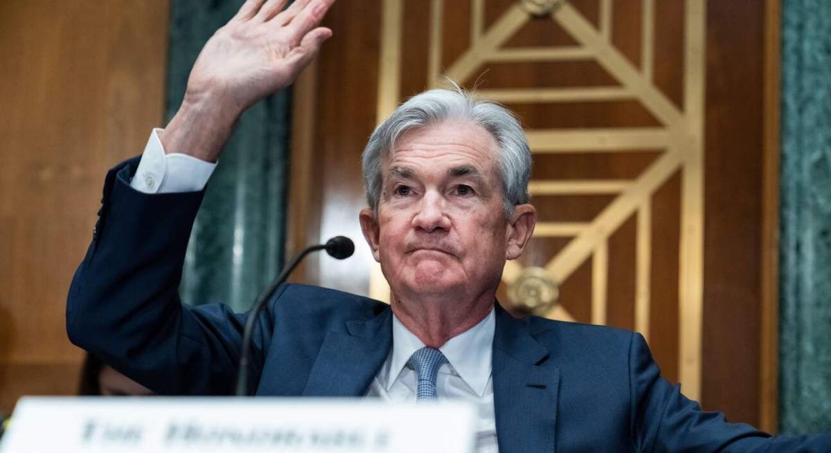 Jerome-Powell-levanta-mano-alamy.jpg