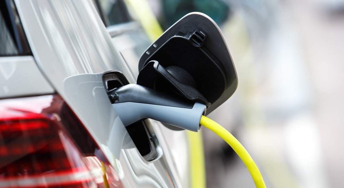 coche-electrico-baterias-iones-litio-cargador-dreamstime.jpg