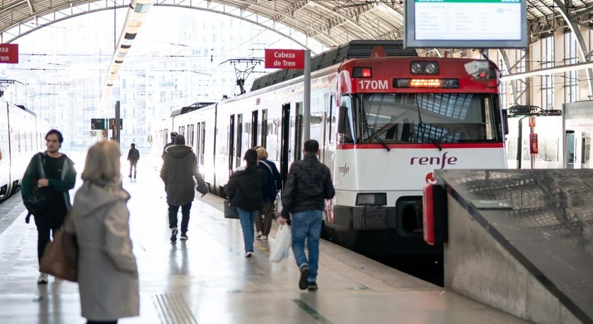 Viajeros en la estación de Bilbao-Abando. | Foto: Iñaki Berasaluce - Europa Press