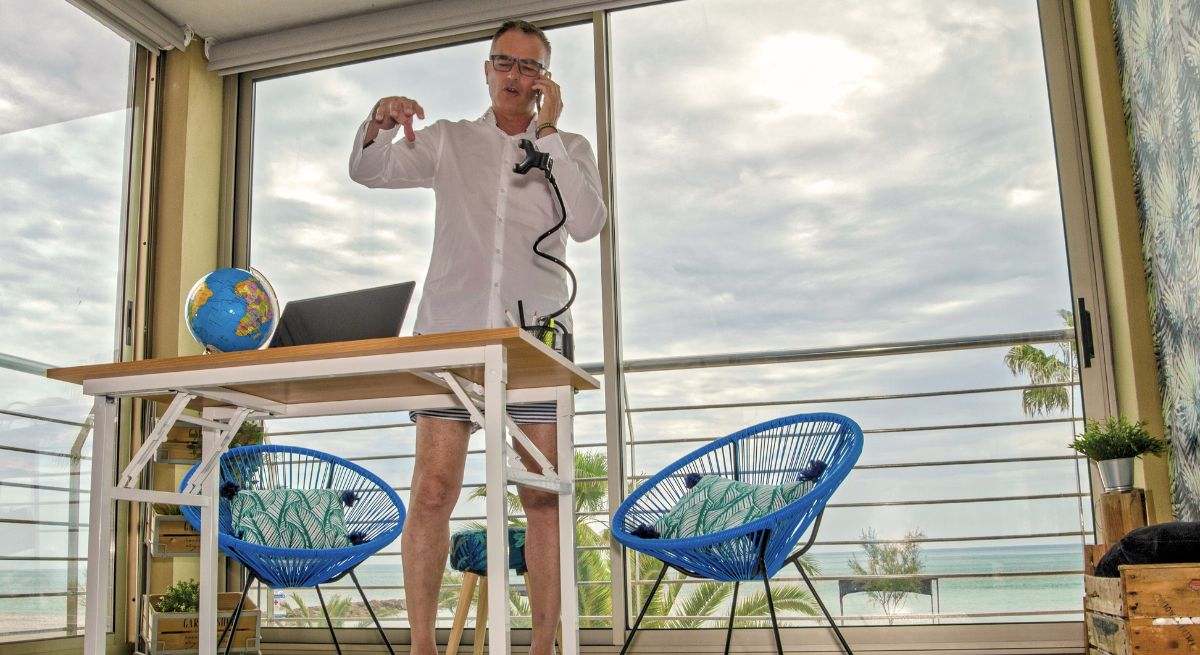 Trabajar en pantalones cortos en la oficina