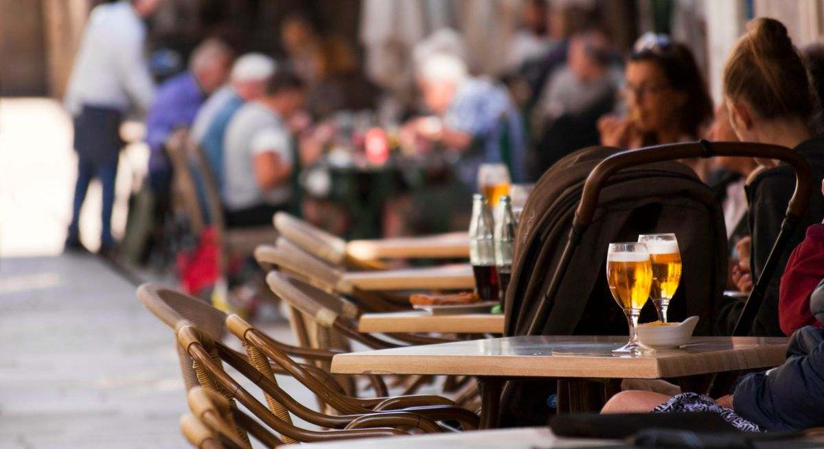 Un turista inglés critica a un restaurante por no hacerlo sentir "especial" y la respuesta se vuelve viral: "Le pondremos alfombra roja para la próxima"