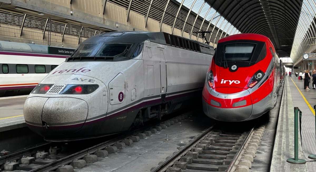 Trenes de Renfe e Iryo en Sevilla-Santa Justa. / V.E.