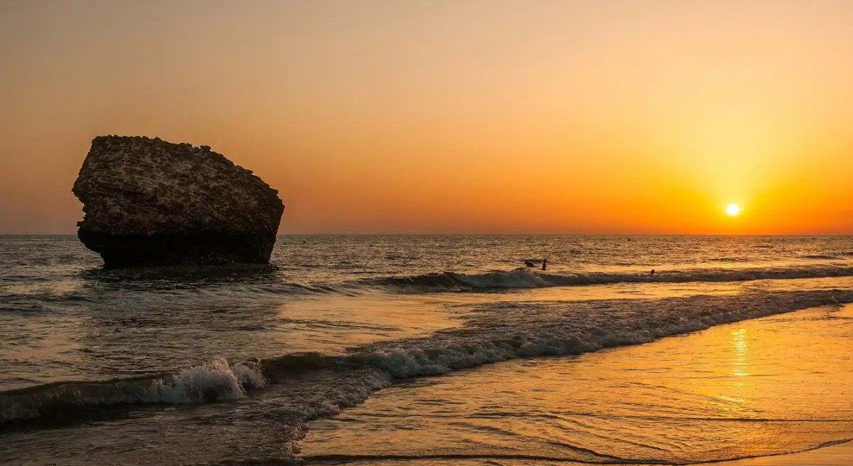 La playa más larga de España y la tercera del mundo: un paraíso natural que tiene 28 kilómetros