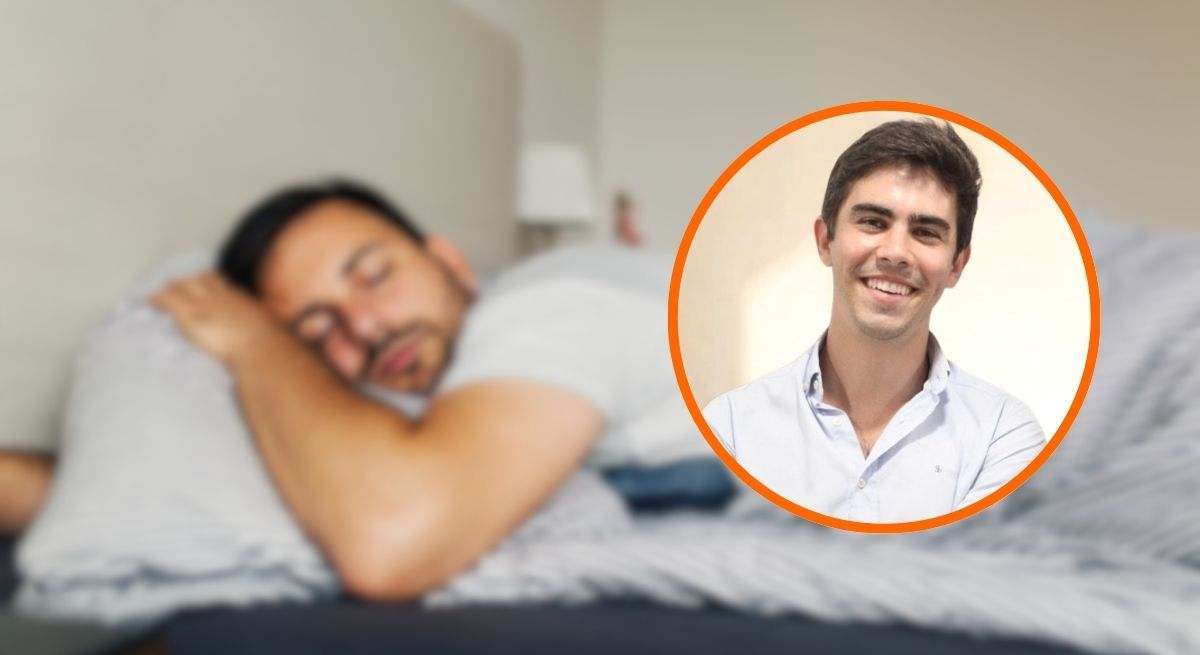 Alejandro Martínez, psiquiatra, con la imagen de un hombre dormido de fondo