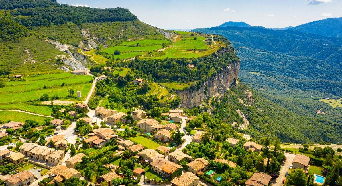 El pueblo de Tavertet con precipicios y acantilados muy verdes en Cataluña