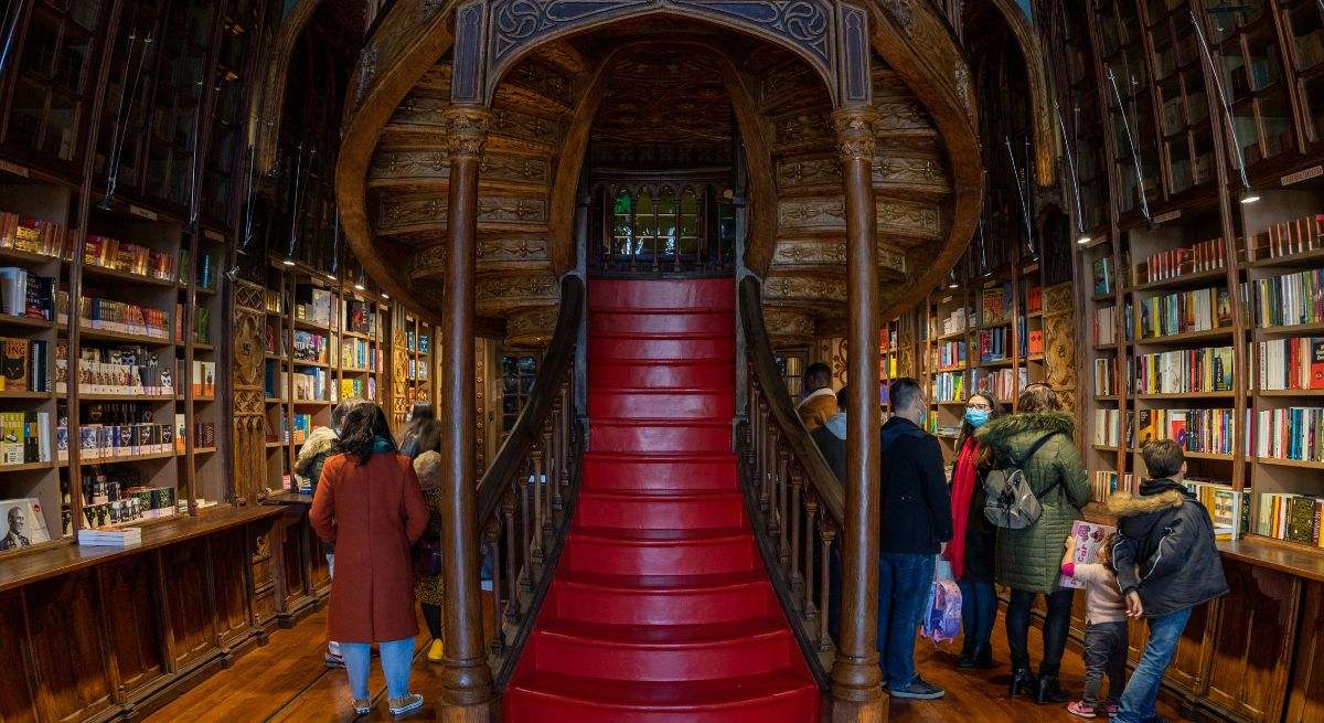Ni Madrid ni Venecia, una de las librerías más bonitas del mundo está en Oporto y tiene libros imposibles de encontrar