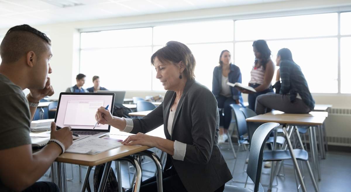 profesora-dando-clase.jpg