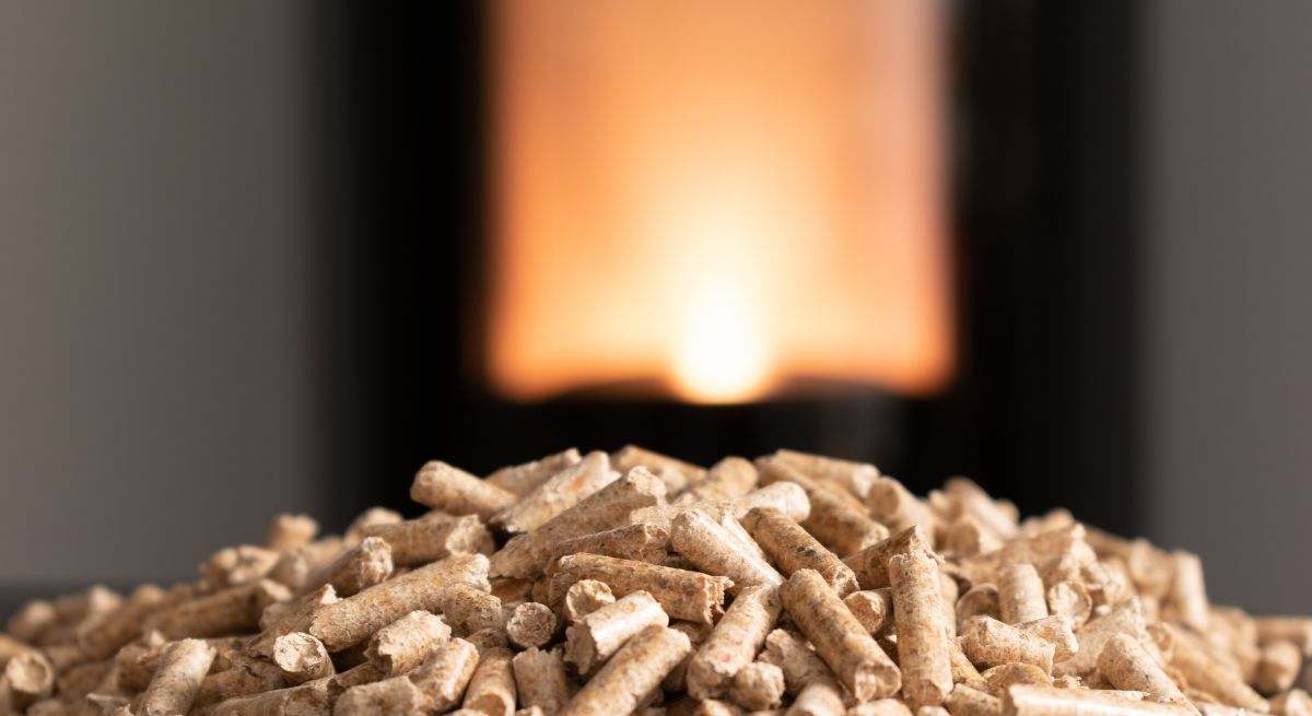 Son generadores de calor que usan pellets de madera prensada para realizar la combustión dentro de una cámara cerrada