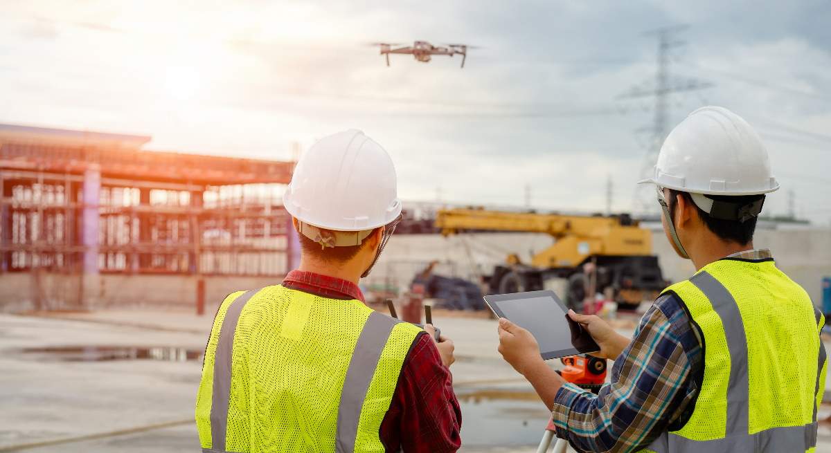Operarios-manejando-un-drone--iStock.jpg