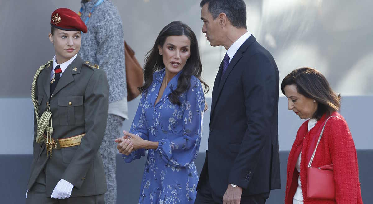 La princesa,  la reina, el presidente del Gobierno y la ministra de Defensa en octubre de 2023, en el desfile de las Fuerzas Armadas