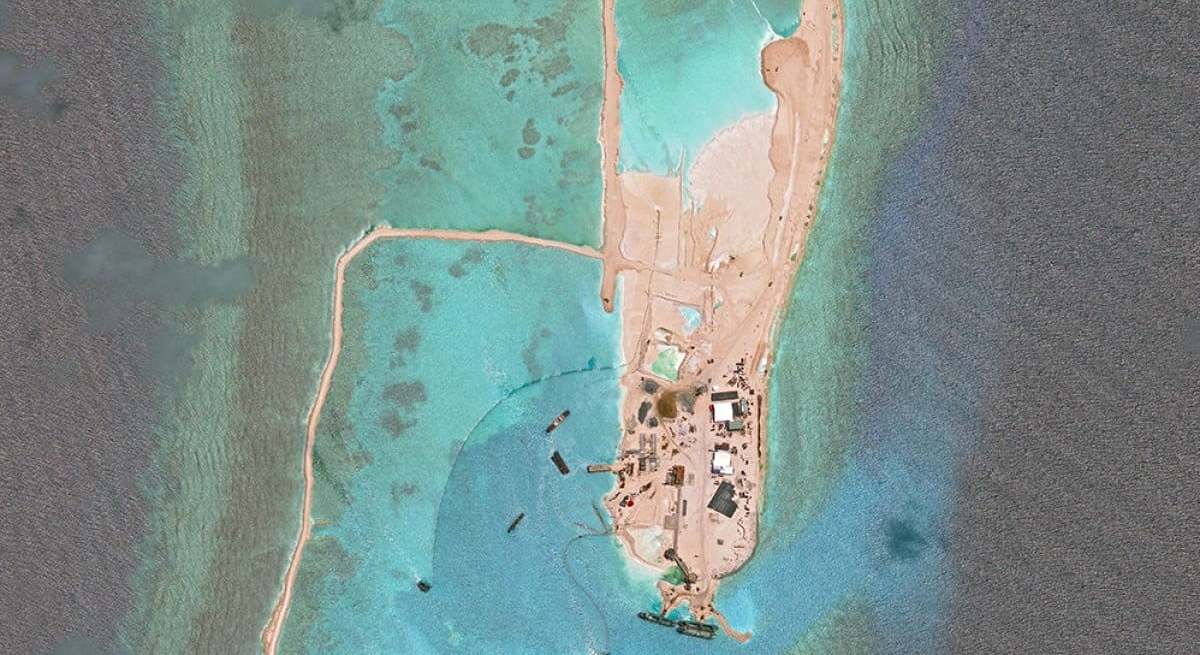 Una de las islas artificiales creadas por Vietnam en el Mar de China Meridional / Maxar