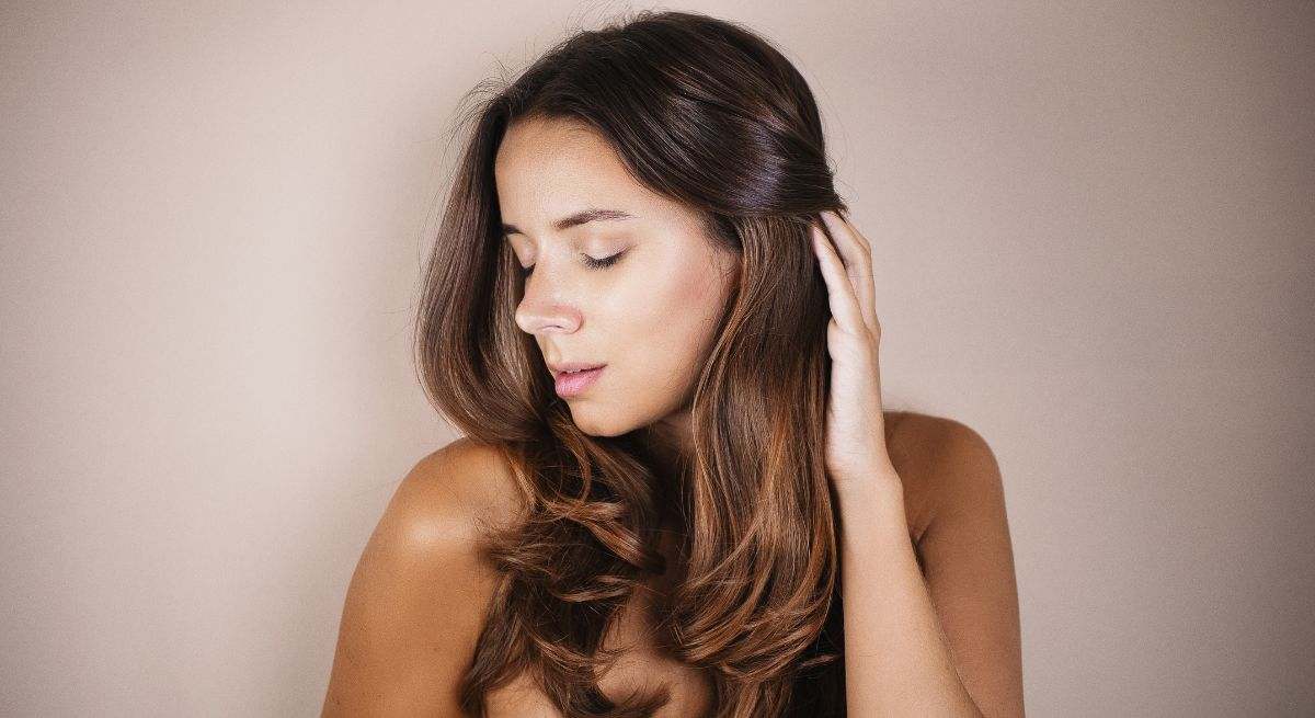 El truco tailandés para que el cabello quede lacio, sedoso y tan liso sin químicos: usan una fruta