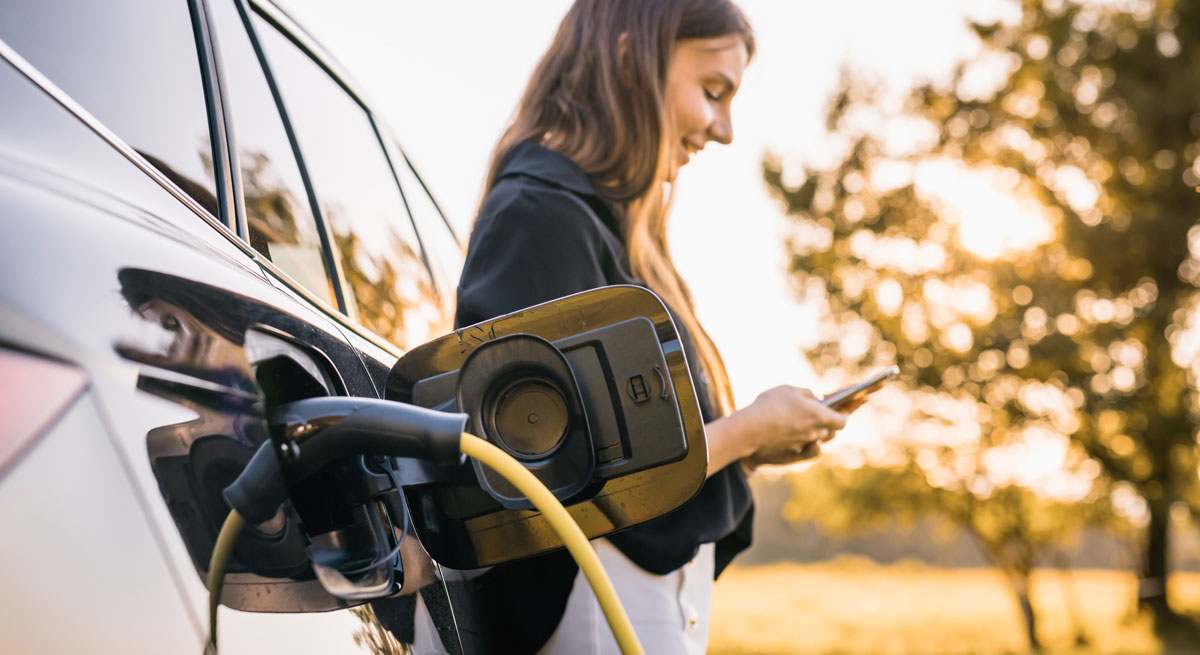 Optar por un vehículo eléctrico puede reducir hasta un 50% la huella de carbono. istock
