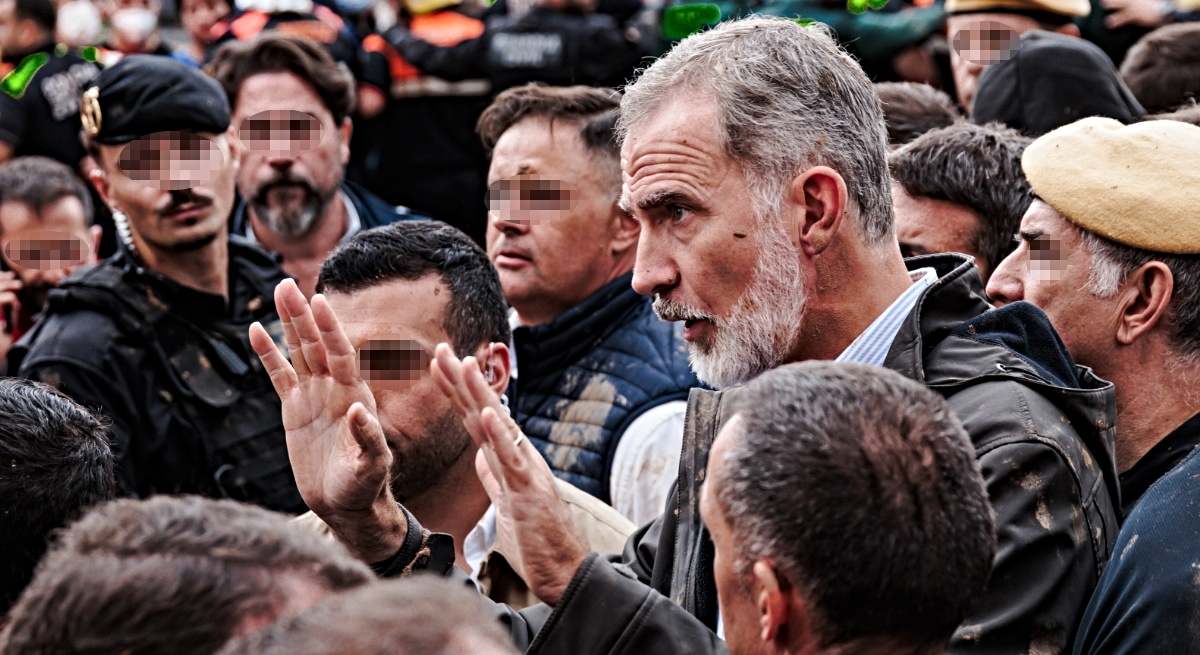 Felipe VI durante su anterior visita a la zona afectada por la DANA