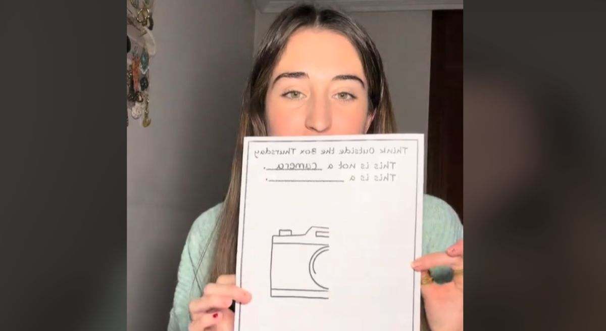 Una profesora con un ejercicio de clase