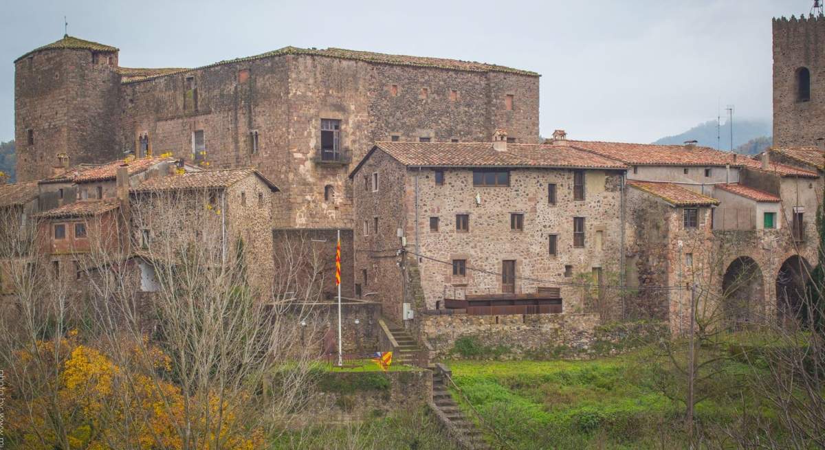 Castillo-Santa-Pau-1.jpg