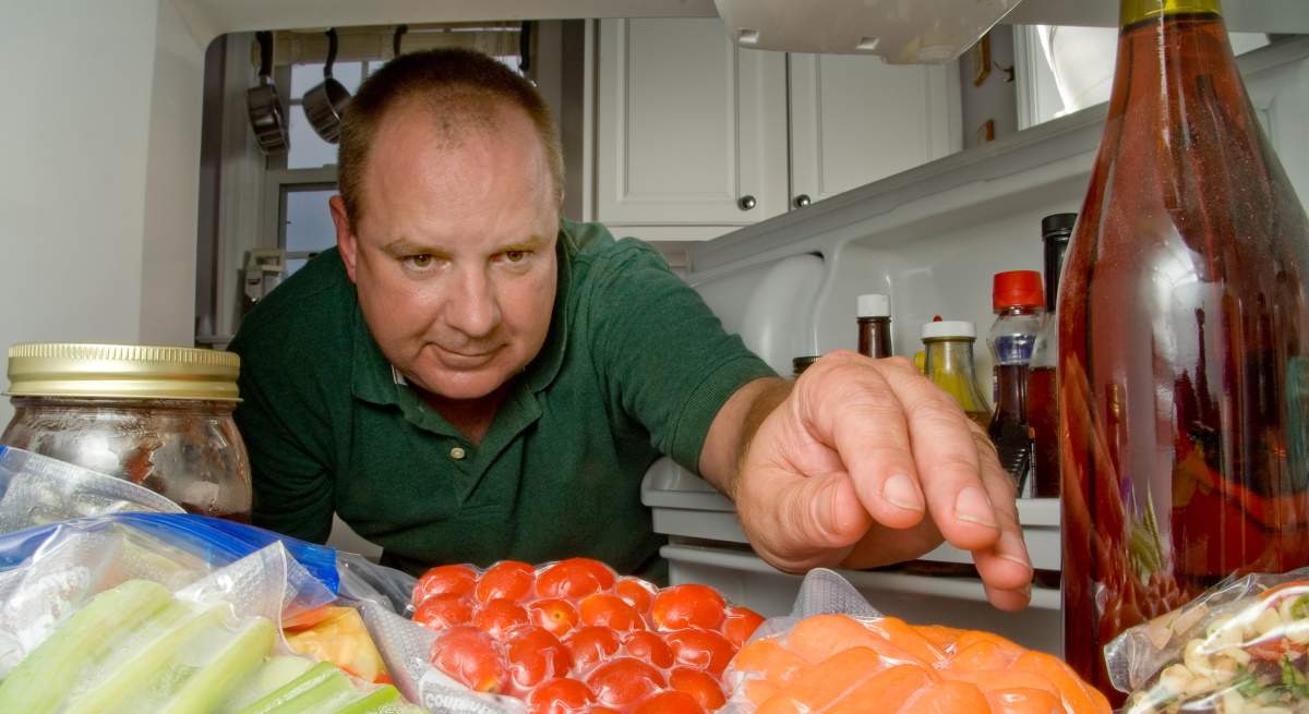 hombre-coge-comida-nevera-dreamstime.jpg